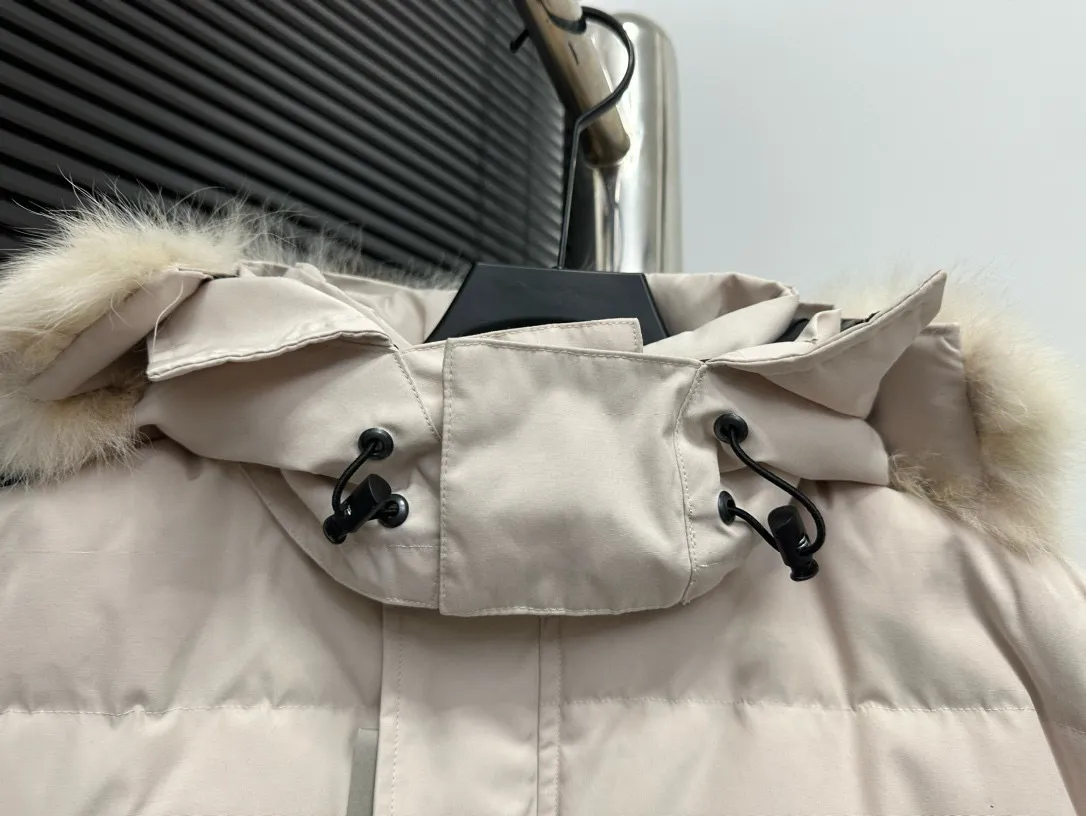 P780 [canada goose wyndham] 29 parka down jackets. The fabric is as soft and hard as the original. It can be restored by kneading at will (fabric misunderstanding: fabrics with high hardness are not waterproof. Only those who buy the latest authentic version this year will notice the softness and comfort of the fabric). The down is synchronized with the authentic white duck down. It is fluffy and not clumps. The electronically controlled down filling machine is filled with down. The zipper is customized with authentic ykk military grade copper core zipper puller. The high-hardness, non-stuck fur collar is made from original and custom-made western Canadian coyote skin. All workmanship and wiring are controlled by workers with more than ten years of service. They must be horizontal and vertical, and no crookedness is allowed. The wiring density inside is more sophisticated. Fighters in the world 29 battle all kinds of world products. Size: XS-XXL